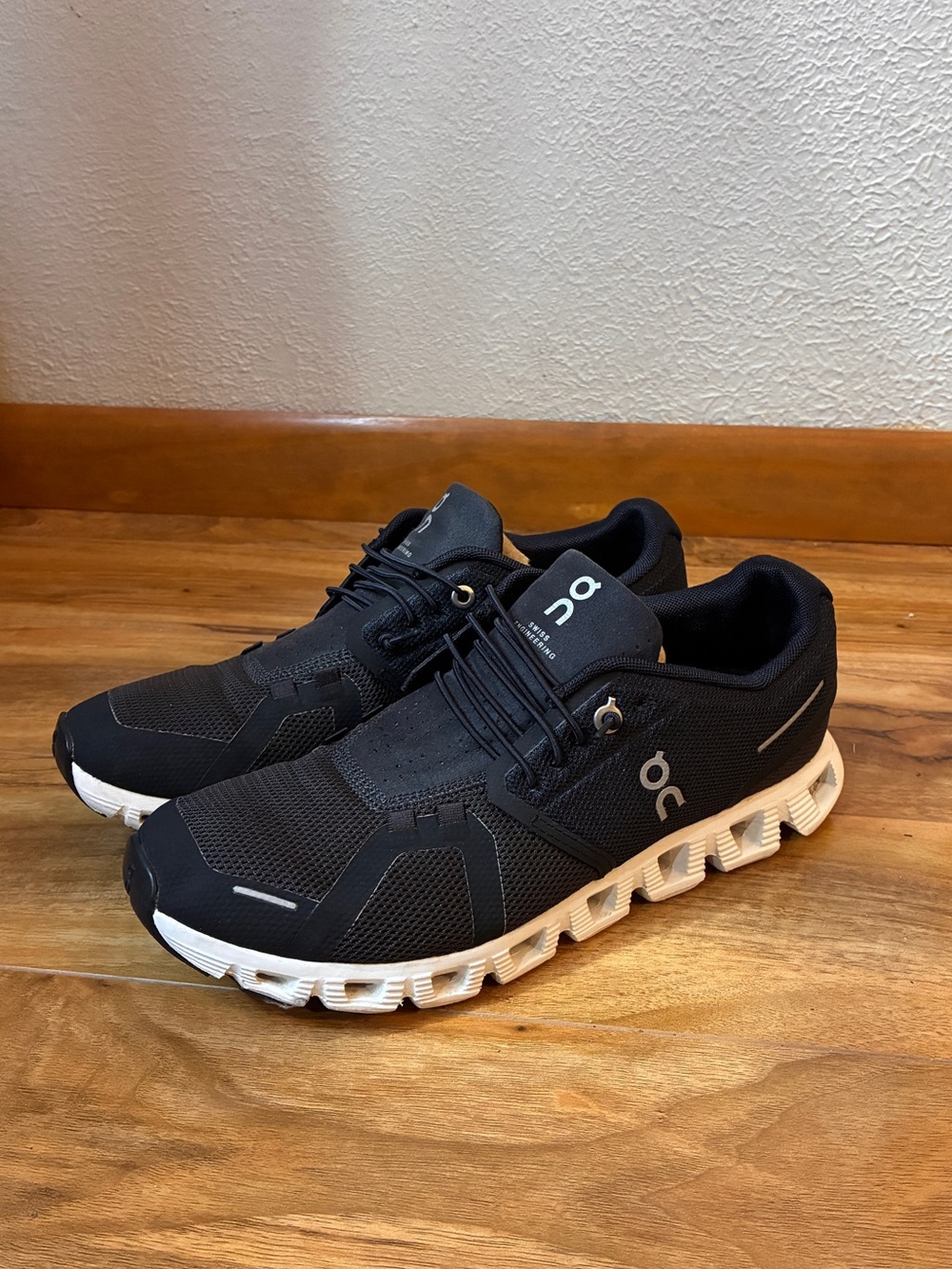 On Cloud 5 Women’s Athletic Running Sneaker Shoes, black & white- size 8.5
